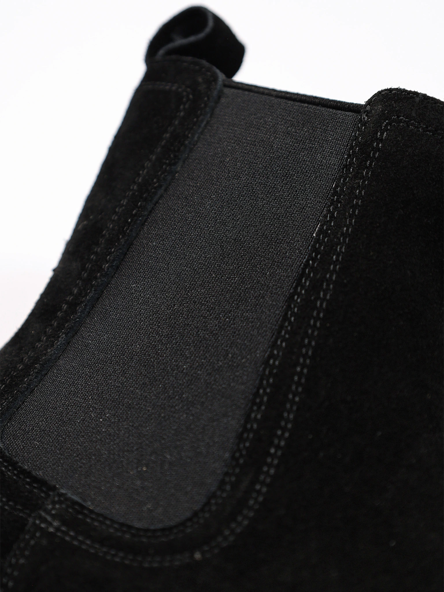 Ботинки-челси черного цвета на низком каблуке